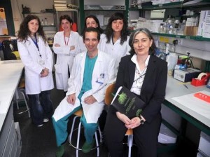 Isabel Varela, en primer plano, junto a un grupo de colegas investigadores.  CSIC